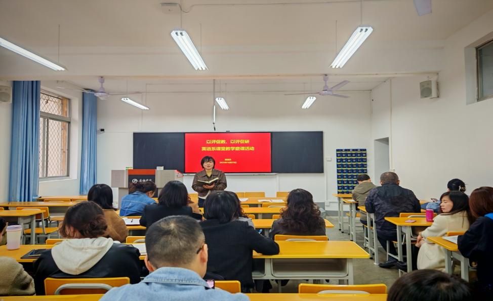 会议室里的人们描述已自动生成