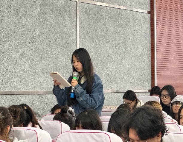 人们在看台上中度可信度描述已自动生成